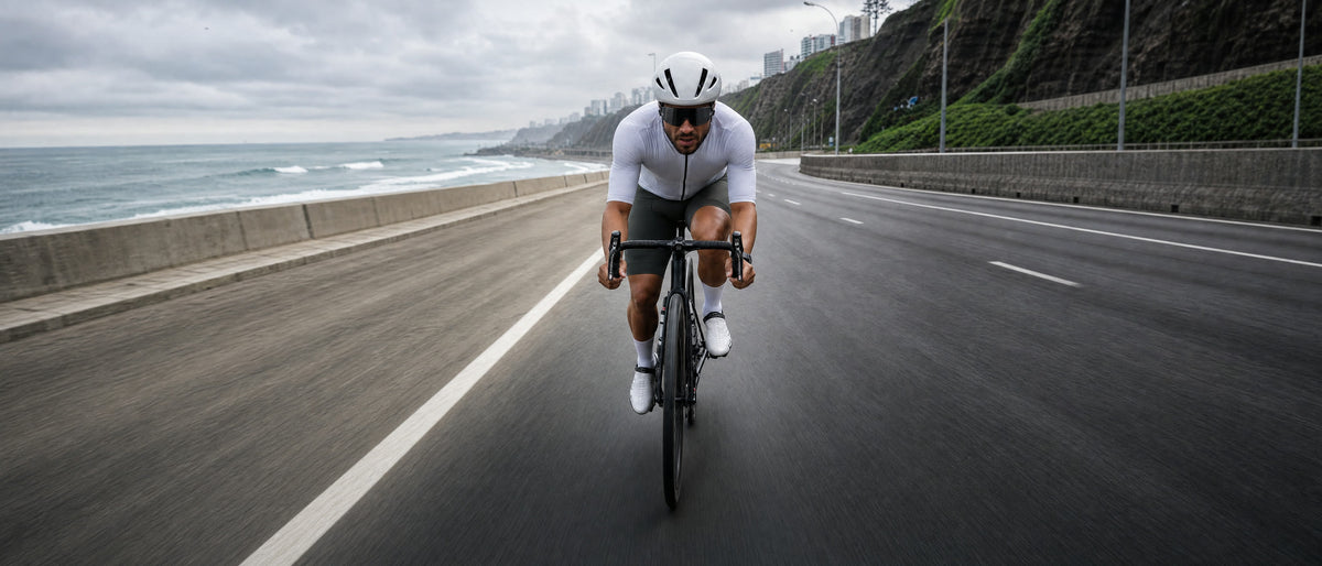 Ciclista de ruta pedaleando junto al mar