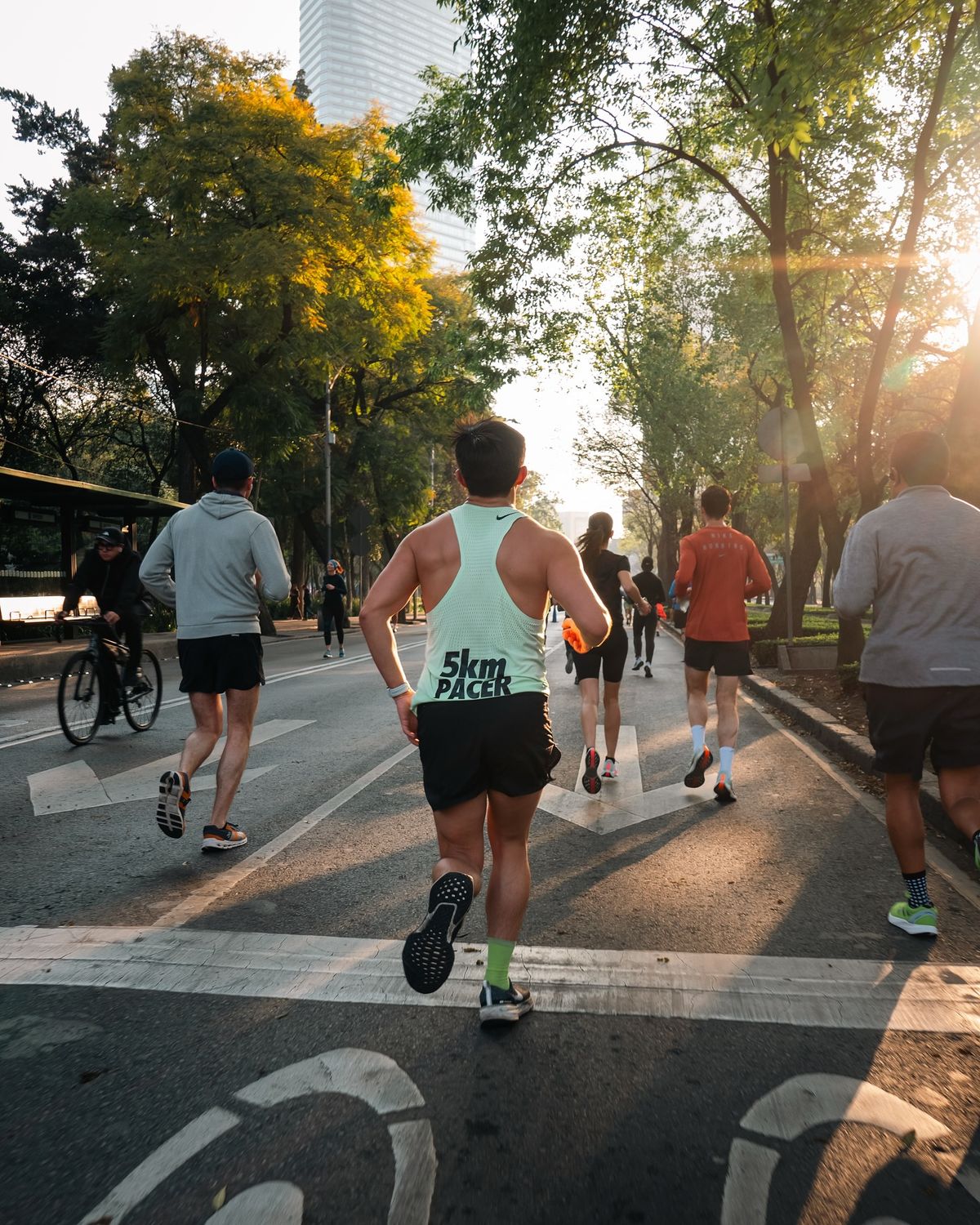 Grupo de corredores al amanecer en una avenida cerrada al tráfico